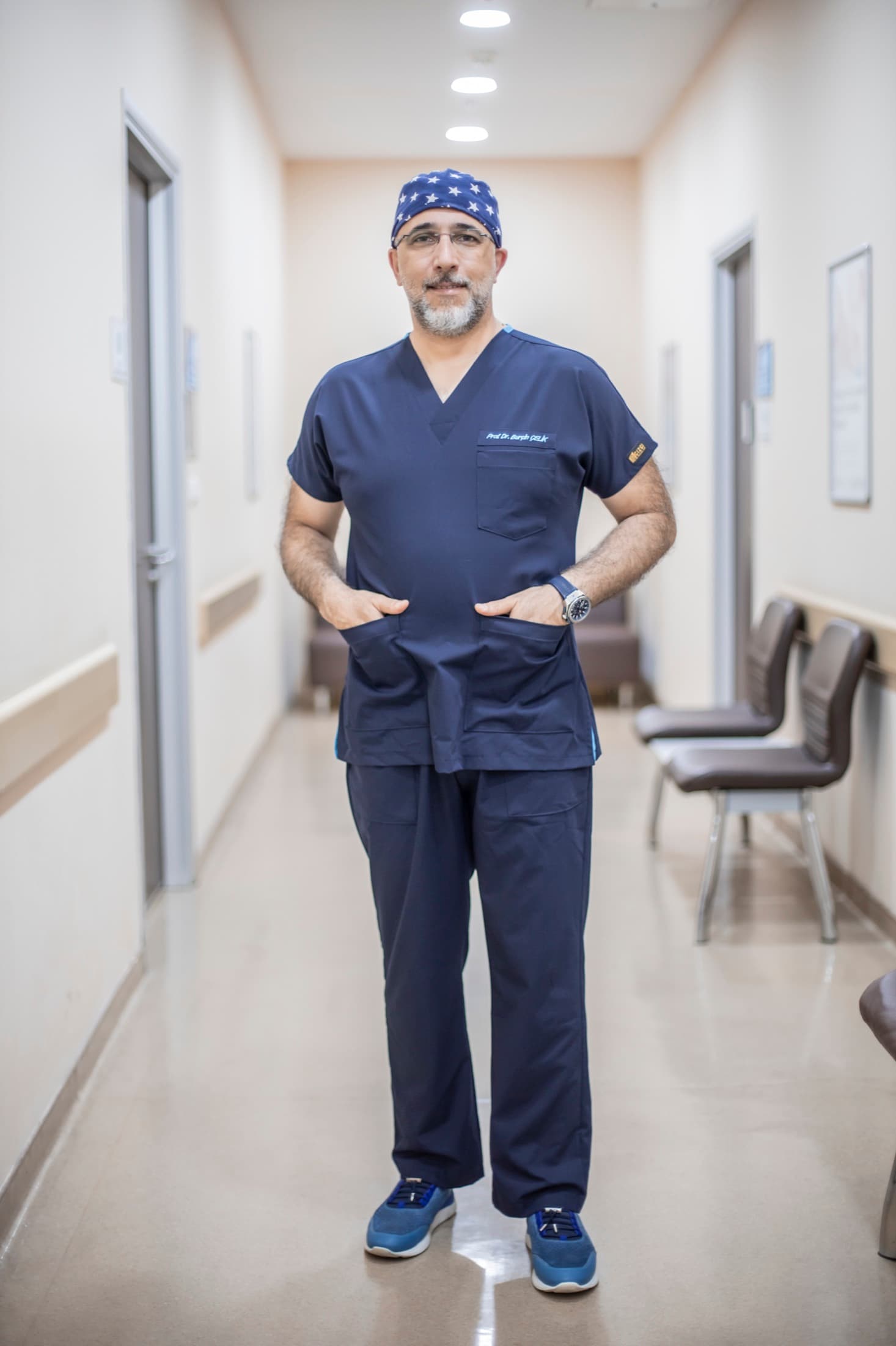 Prof. Dr. Burçin Çelik hastane koridorunda, tam boy
