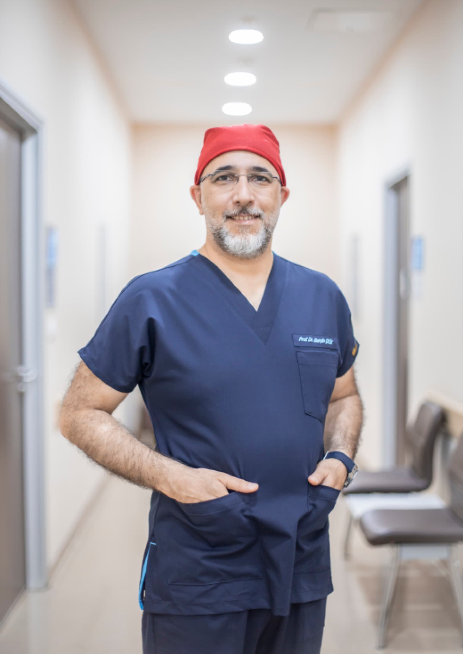 Prof. Dr. Burçin Çelik ameliyathane koridorunda