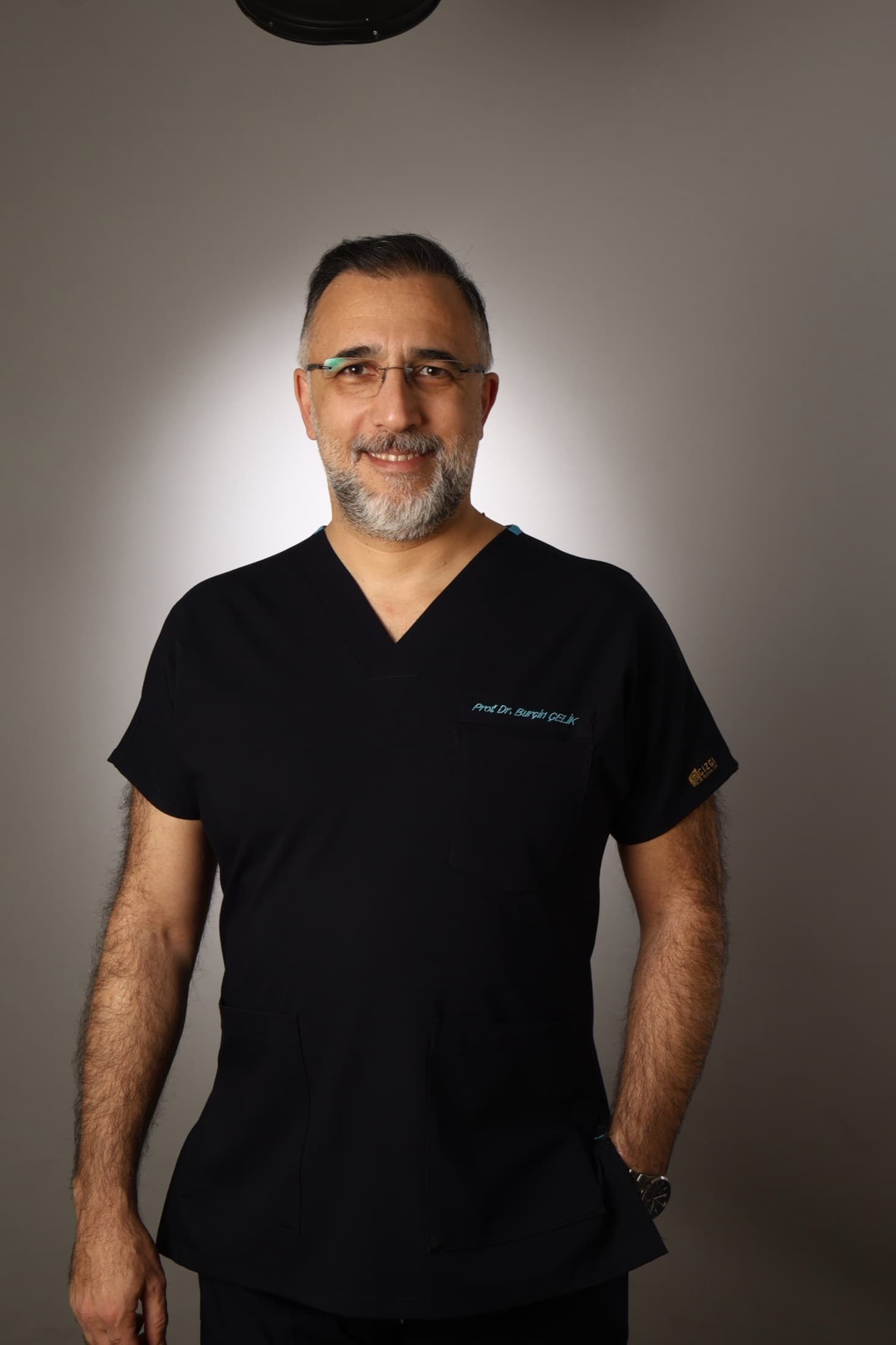 Prof. Dr. Burçin Çelik stüdyo portresi